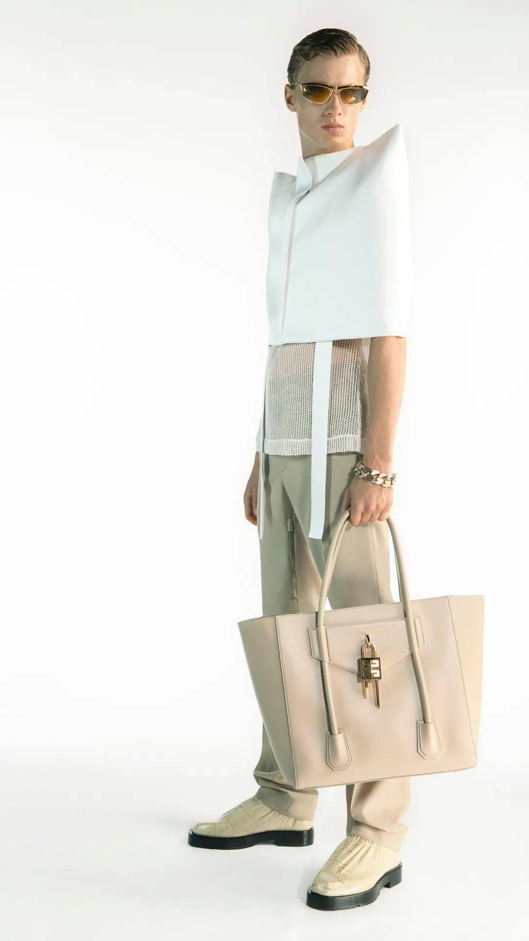 Waight|硬朗、精准、优雅又前卫，GIVENCHY换设计师后的首季度大赏！