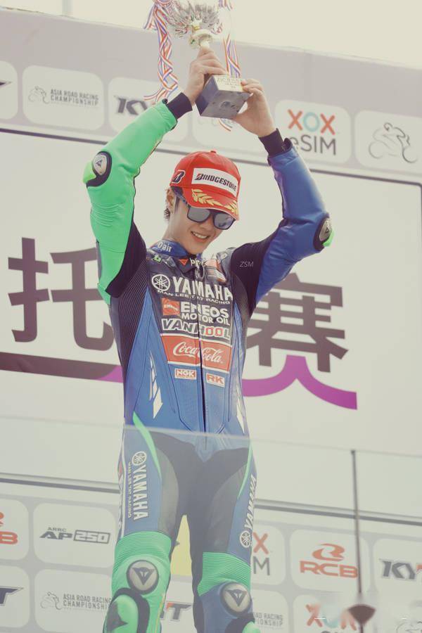 八卦爆料|原创瞧不起王一博？车手胡通明疑摔车铲人老手，队友欢呼发表辱女言论？