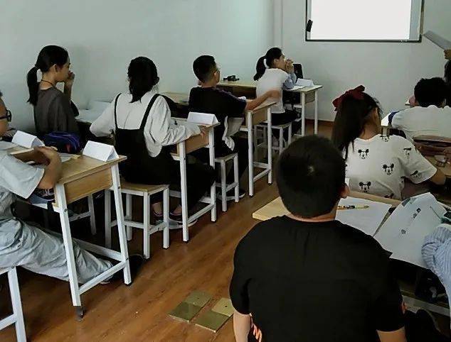 科学老师实验 28d2f7bb804449c8a77482dfd42b3b46.jpeg