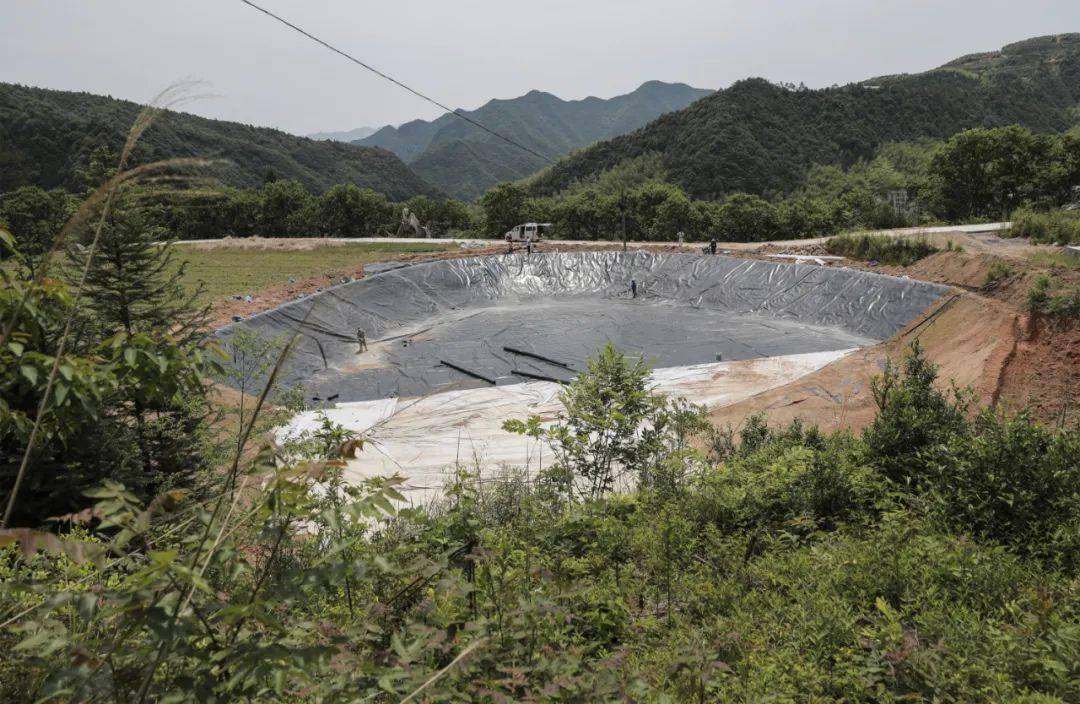 建设中的金家山蔬菜灌溉项目山顶蓄水池