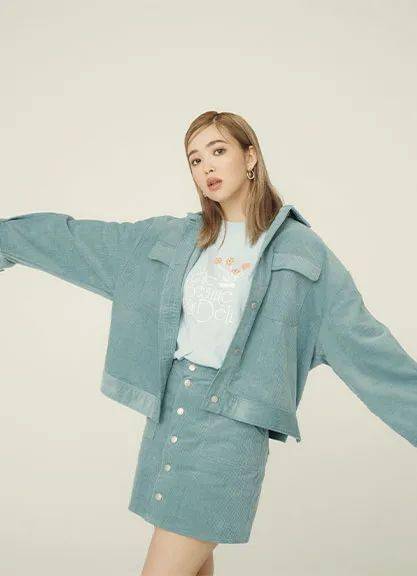 by|宽松外套、毛衣这样穿 简单又个性