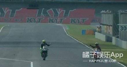 八卦爆料|原创瞧不起王一博？车手胡通明疑摔车铲人老手，队友欢呼发表辱女言论？