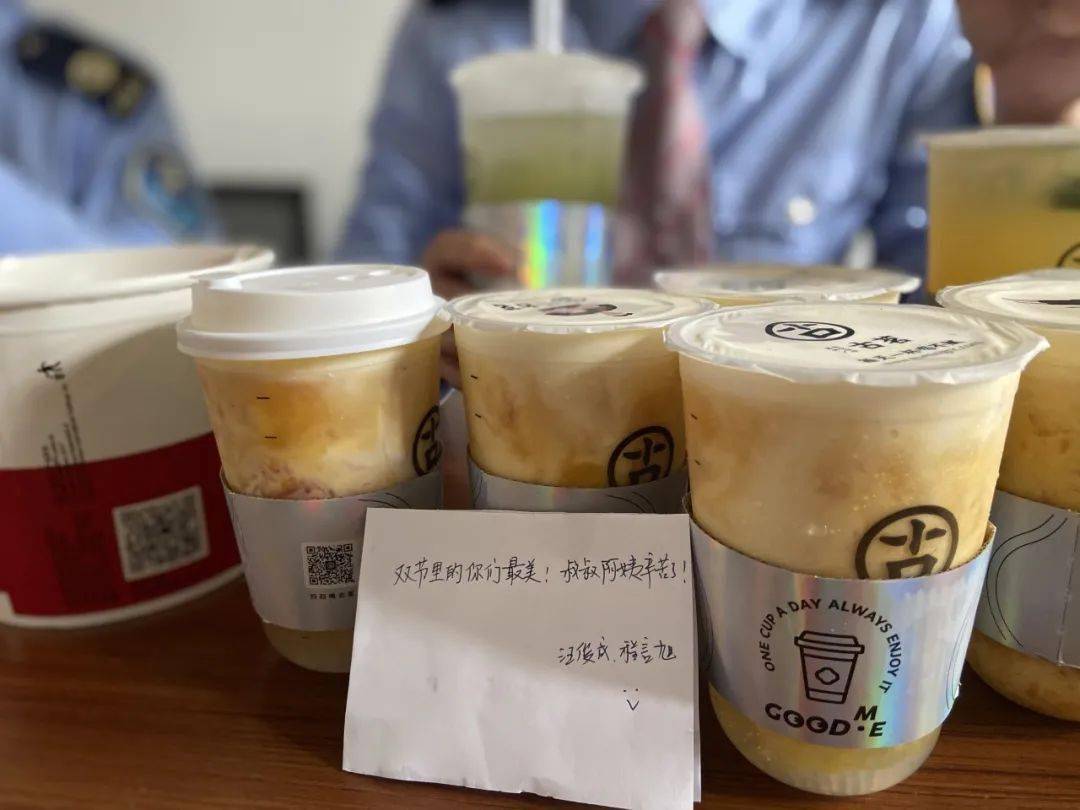 暖心!高一男孩相约送上"秋天的第一杯奶茶",真相让人感动