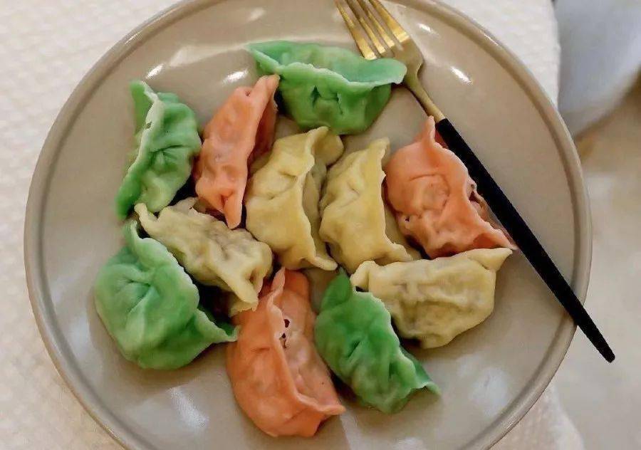 饺子什么水煮合适 5689210c83ae45f8bdec3186be659023.jpeg