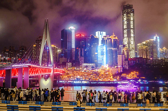 游客正在欣赏重庆美丽的夜景 龙帆 摄