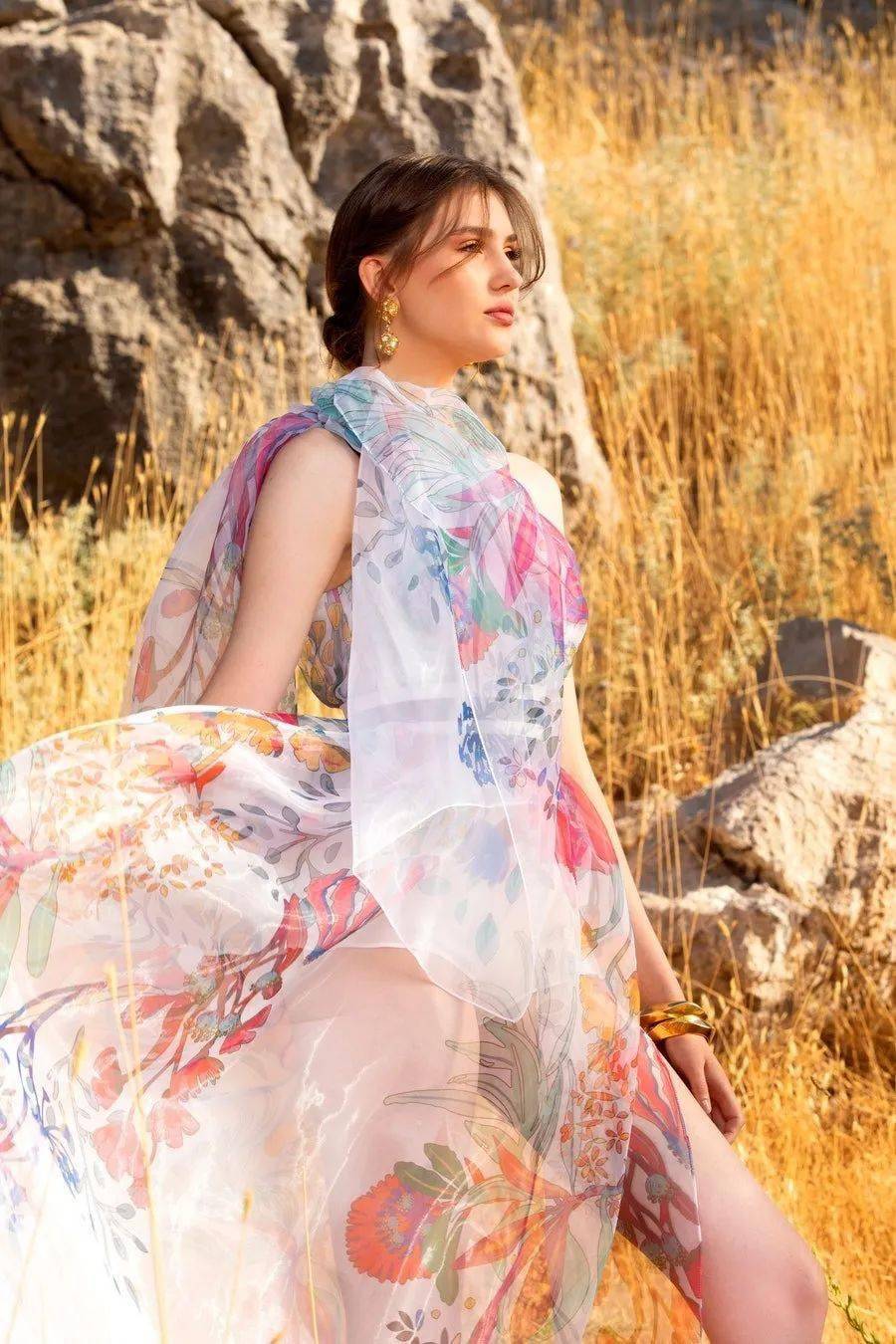 Saab|下凡历劫这么苦,为什么不打扮得再美一些呢?交织着华丽Elie Saab在斜阳下闪烁着光芒