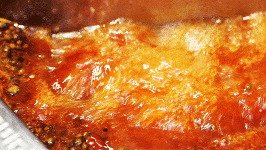 菌汤锅底由各色肥美菌菇 经过小火慢煨而成,开锅后 扑面而来的香味