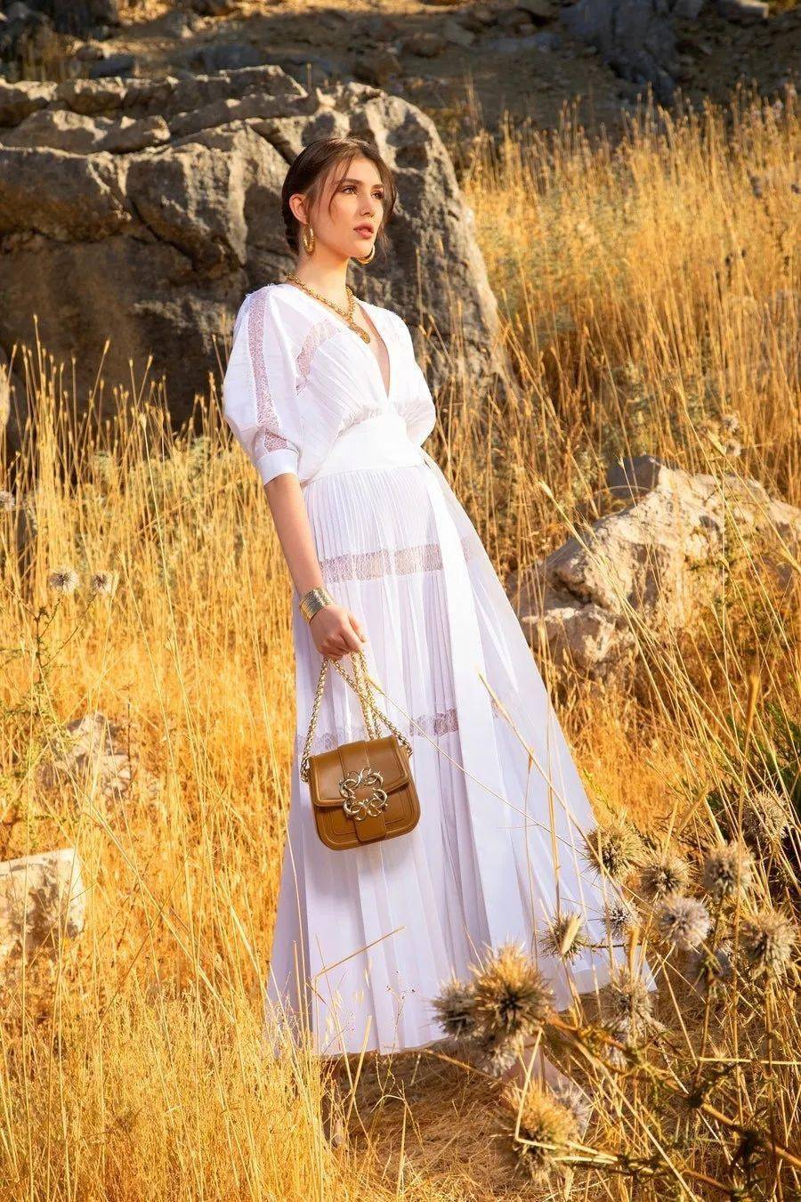 Saab|下凡历劫这么苦,为什么不打扮得再美一些呢?交织着华丽Elie Saab在斜阳下闪烁着光芒