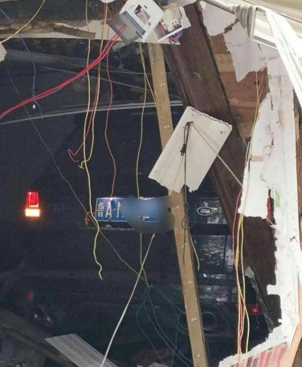 福建发生车祸，男子酒驾撞进商铺，事后逃逸