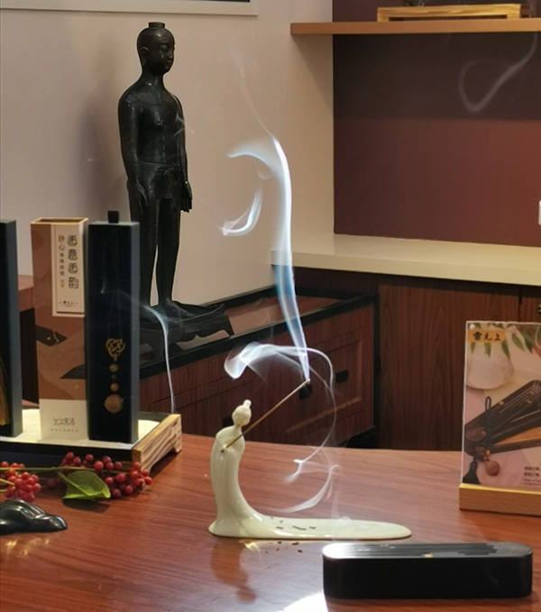 萌系|蓝色联名款汽水,萌系IP包装午餐肉……老字号可以很年轻