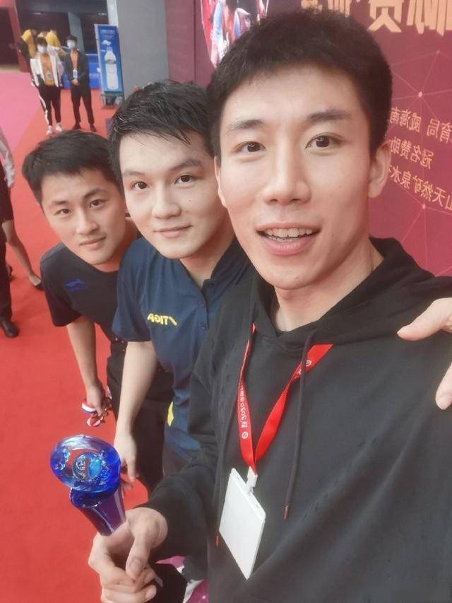 兄弟联手胜马龙!樊振东把金牌奖杯献2功臣 国乒名将光膀子聚餐