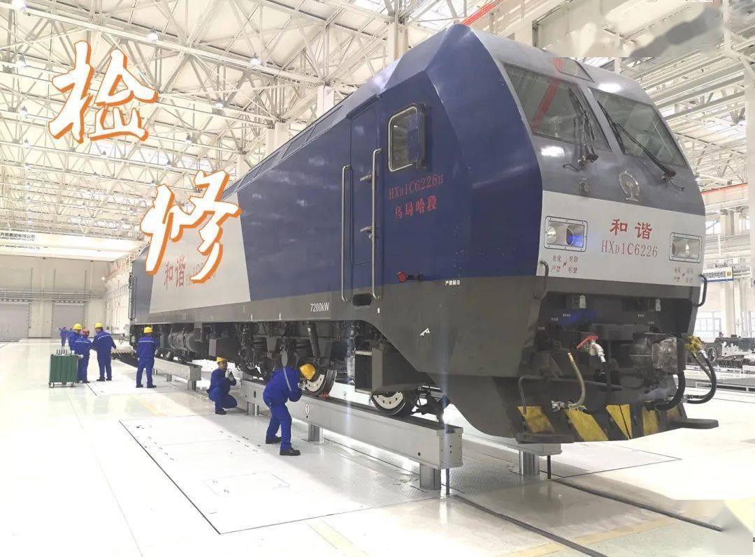 9月29日,乌鲁木齐机务段电力检修车间职工对机车走行部进行全面检查.
