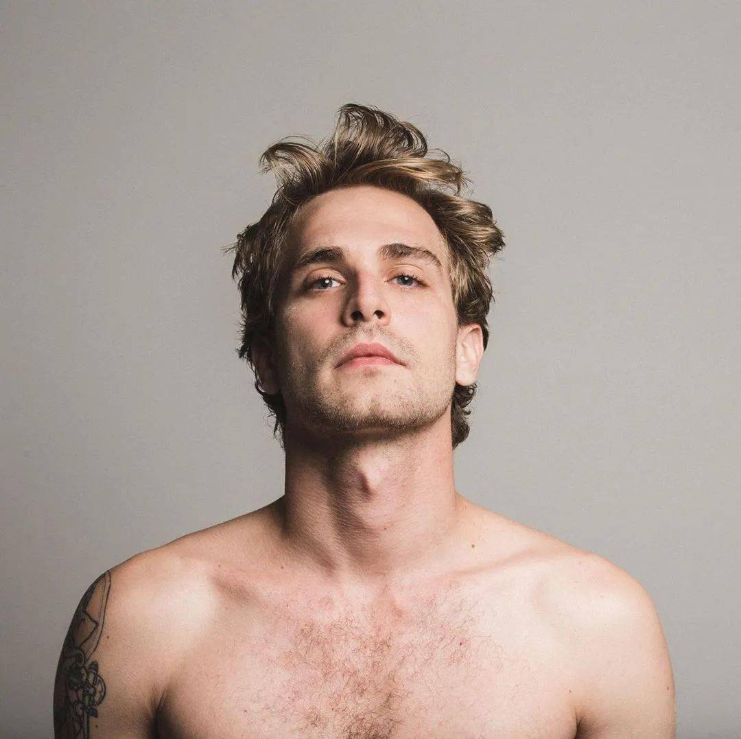 时尚|年度时尚美剧，我一天看完并爱上了全剧所有的男人！