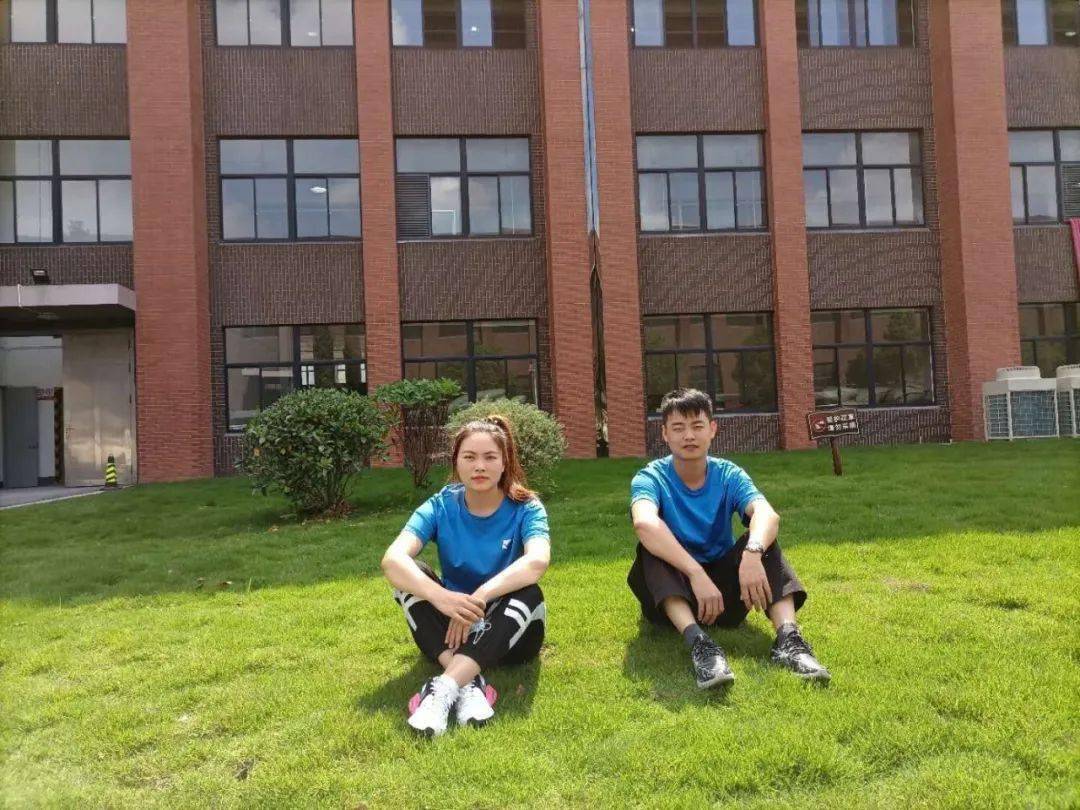 生活|布满银亮金属的工厂车间，亮起生日的烛光