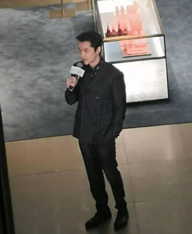 赵奕欢承认拍戏时有心动过，邓超客串武汉婚礼司仪，胡歌蹲下采访