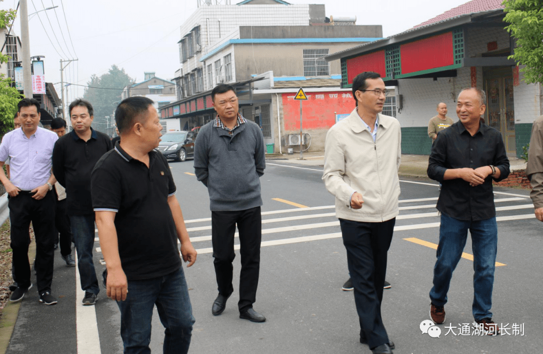 卜铁红一行首先后来到大通湖大桥,王家湖村,塞阳河东支金盆大桥,现场