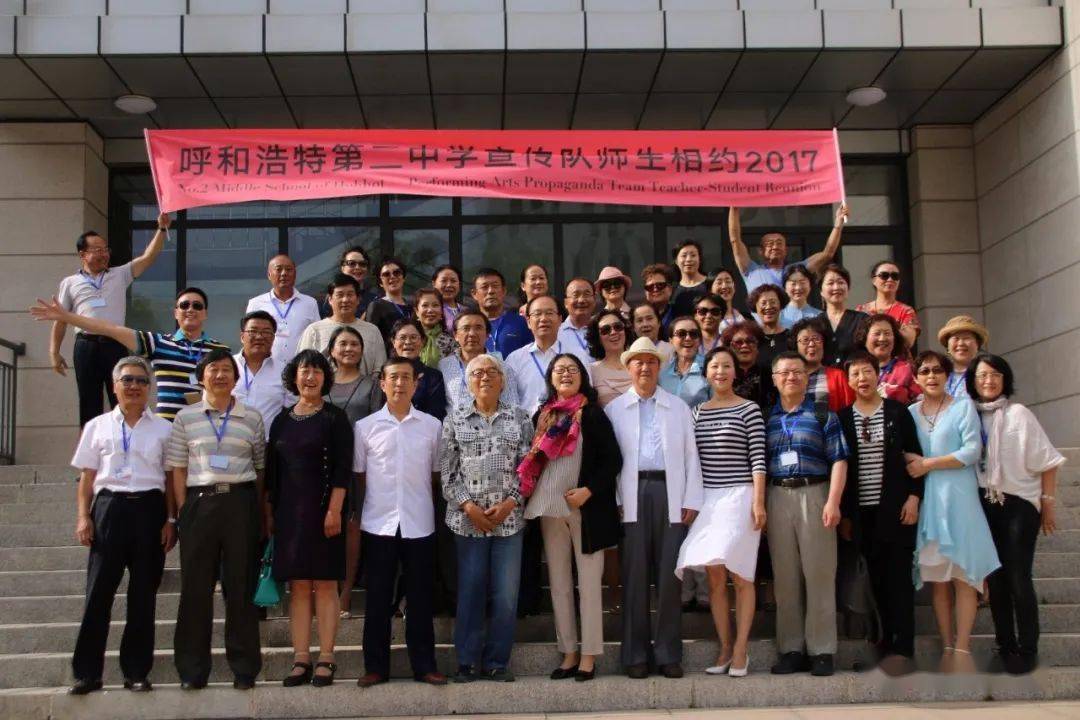 【照片说明:刘文理老师参加二中七十年代宣传队师生返校活动】
