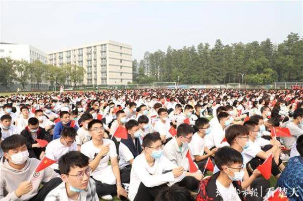 齐聚|3900余名新生齐聚开学典礼，开启大学生活新篇章