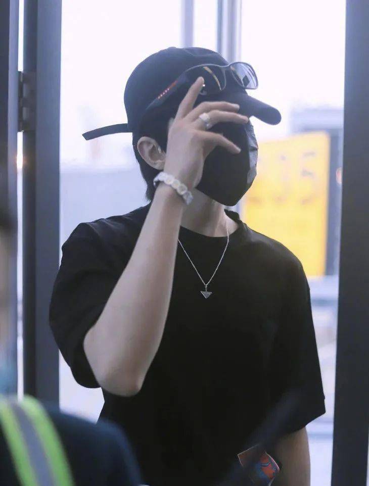 海豚|和妈妈戴情侣款的小海豚，真真是把珠宝戴到了起跑线上