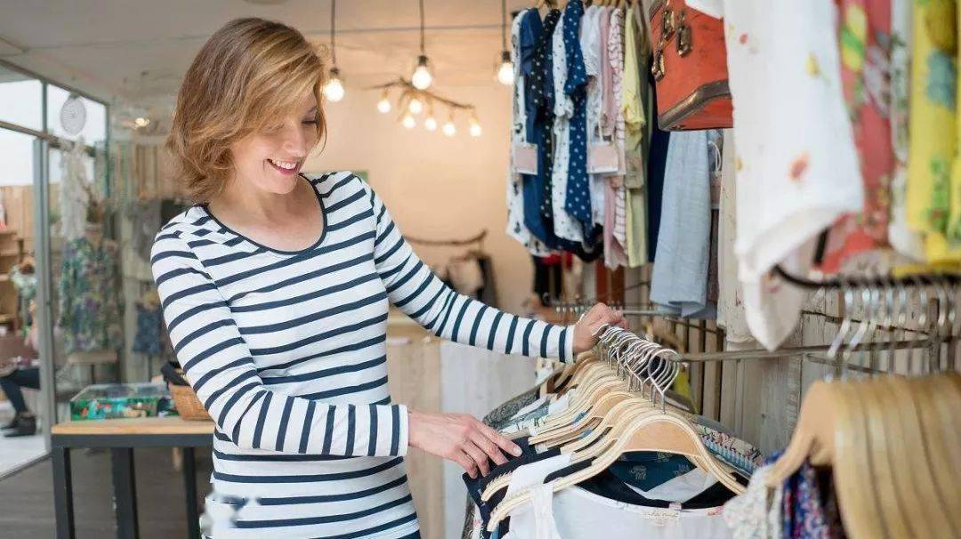 怎么卖衣服吸引顾客 bd9cd85684024e9292ae24c4e5c22a5c.jpeg