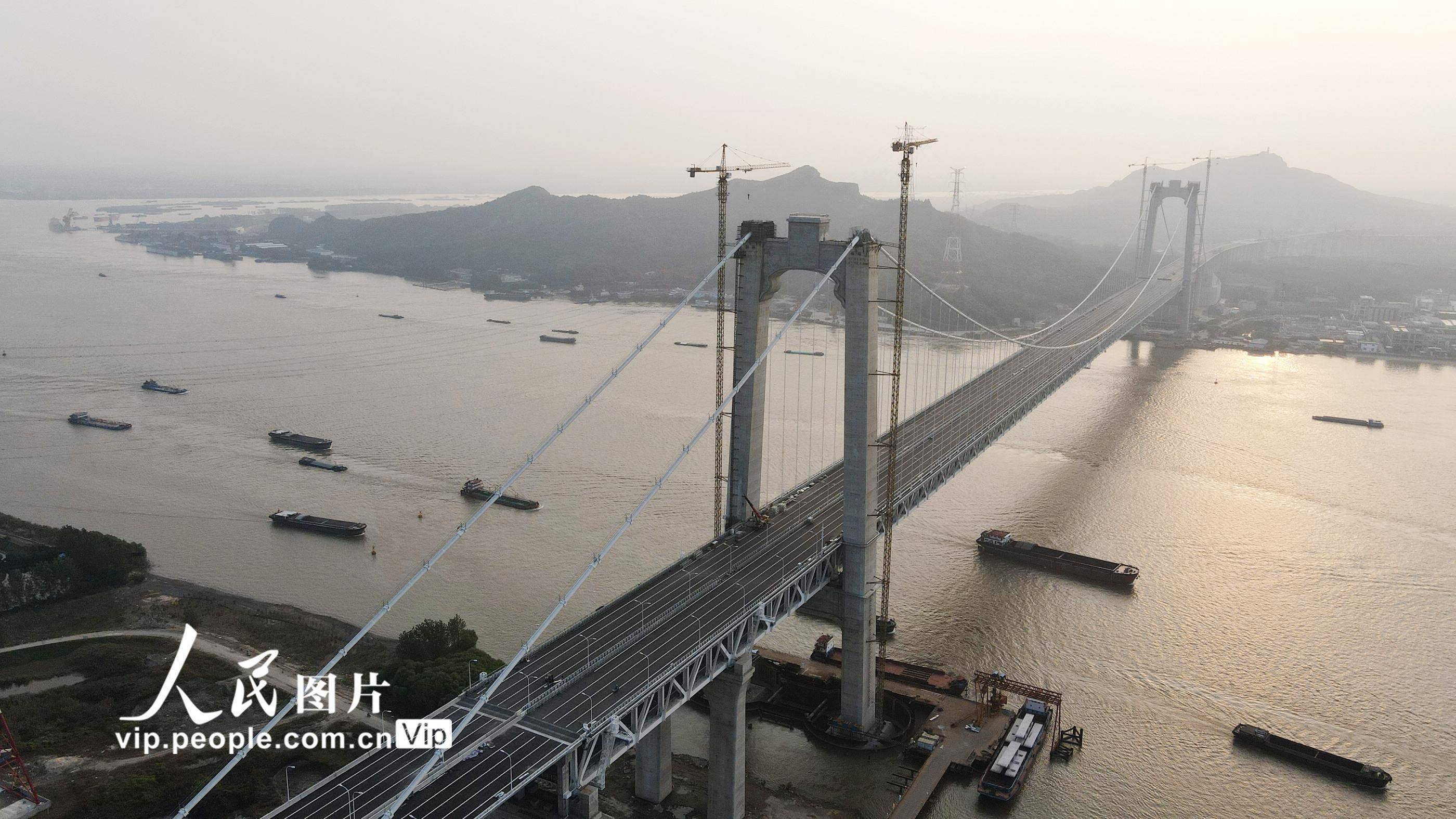五峰山长江大桥连接江苏扬州市与镇江市,是连云港—镇江高速铁路的过