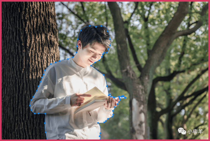 在ps中抠出帅气男生在校园树林里看书的场景