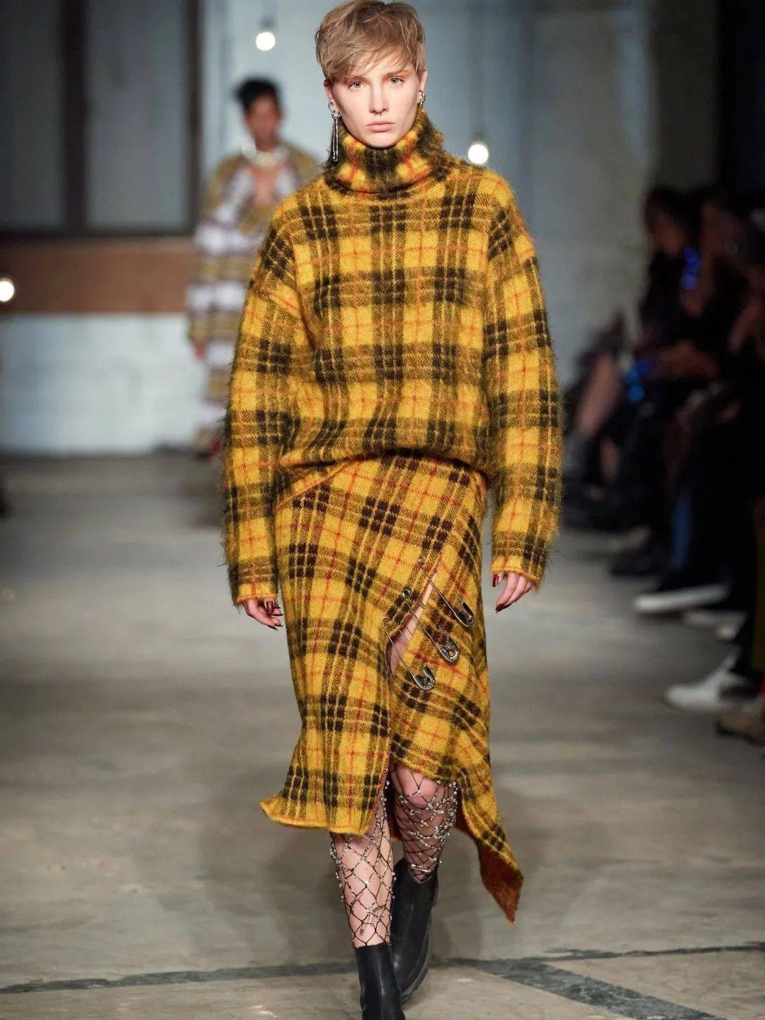 链条|易烊千玺被绑凳子上?时尚圈的链子有点厉害!