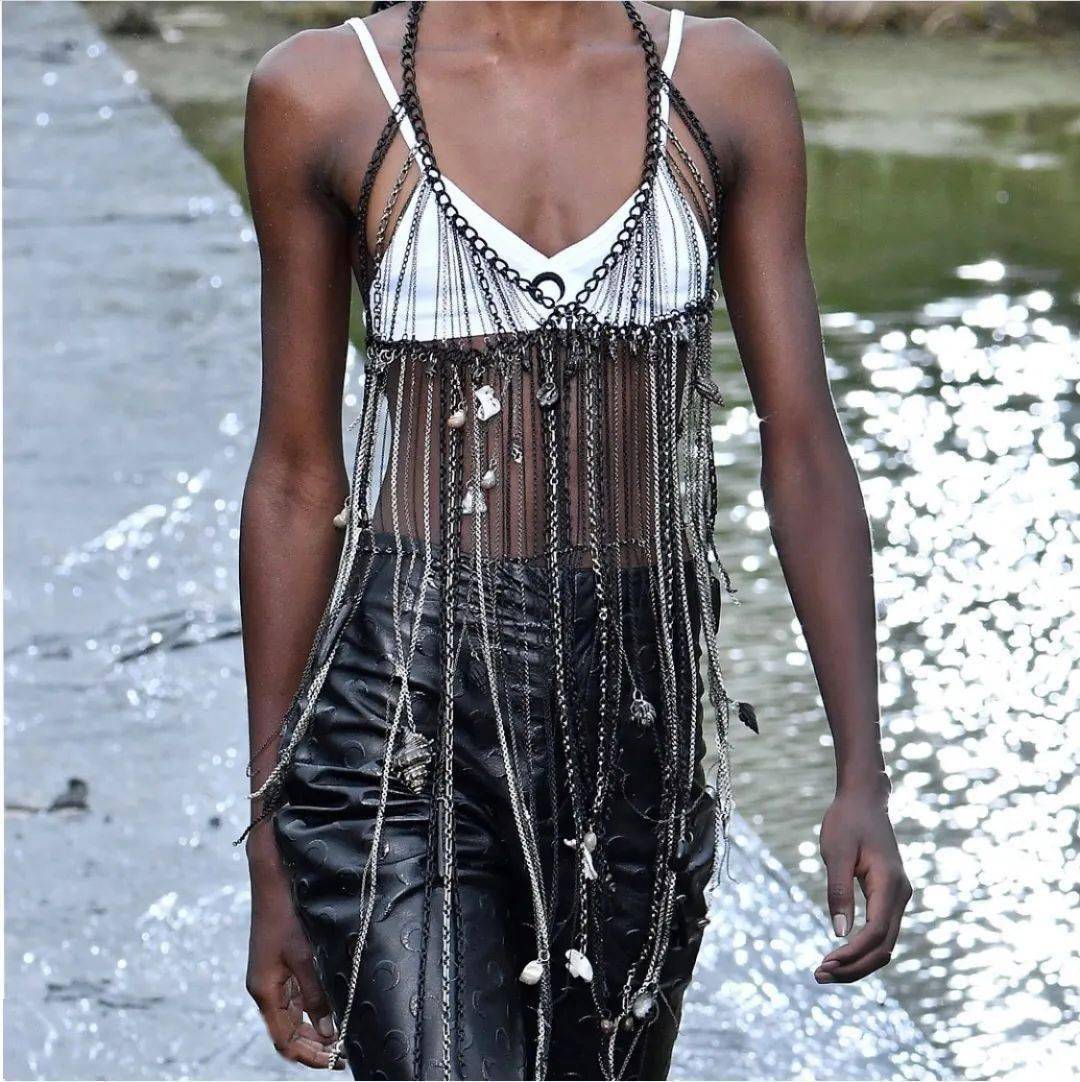 链条|易烊千玺被绑凳子上?时尚圈的链子有点厉害!