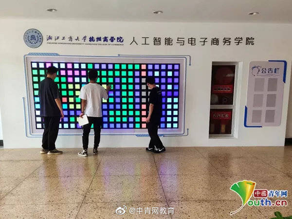 互动|高校教师开发网红“治愈机” ，学生利用AI理念玩中求学