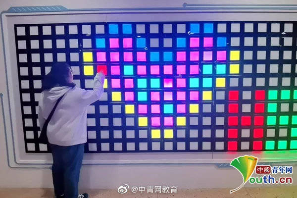 互动|高校教师开发网红“治愈机” ，学生利用AI理念玩中求学