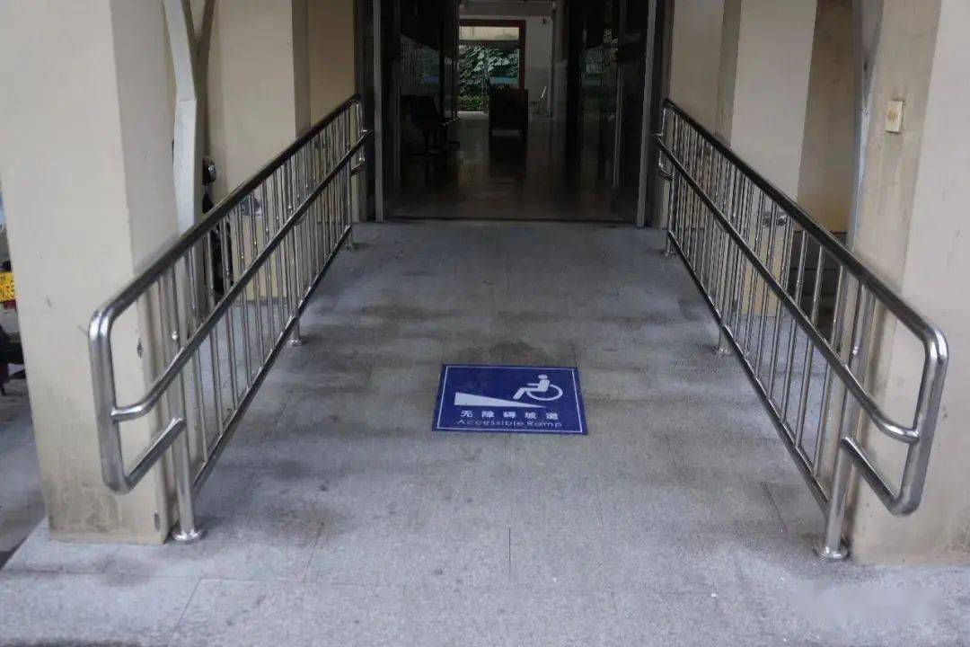 医院班子会议进行了专题研究,并请专业施工单位,严格按照无障碍设施
