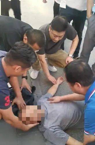 人在什么时候会突然晕倒 9056e51581b043fbbe86a57b4a935352.jpeg