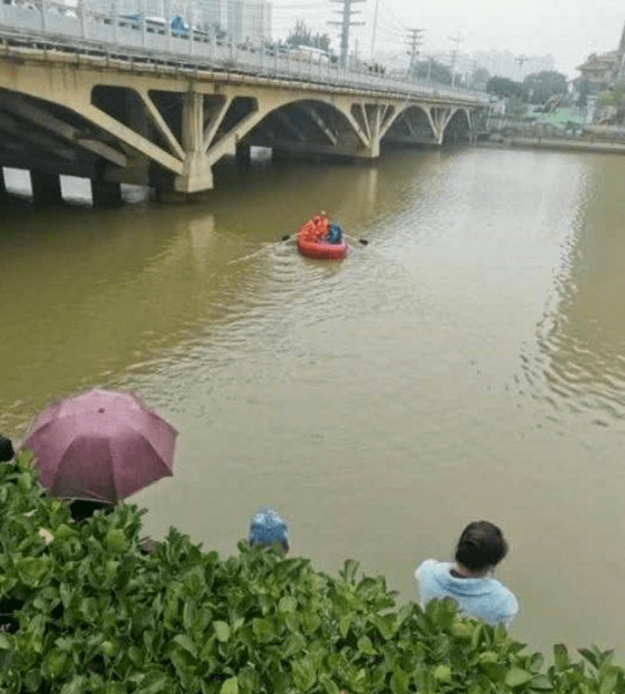 善国大桥有人跳河自杀!捞了好几个小时,.