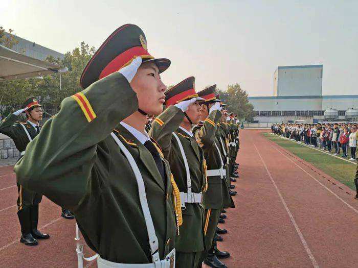 淄博机电工程学校成立国旗护卫队