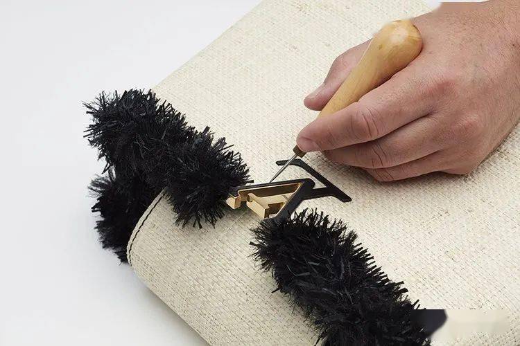 手袋|艺术升级丨LV 推出全球限量 200 只的 Arty Capucines 系列