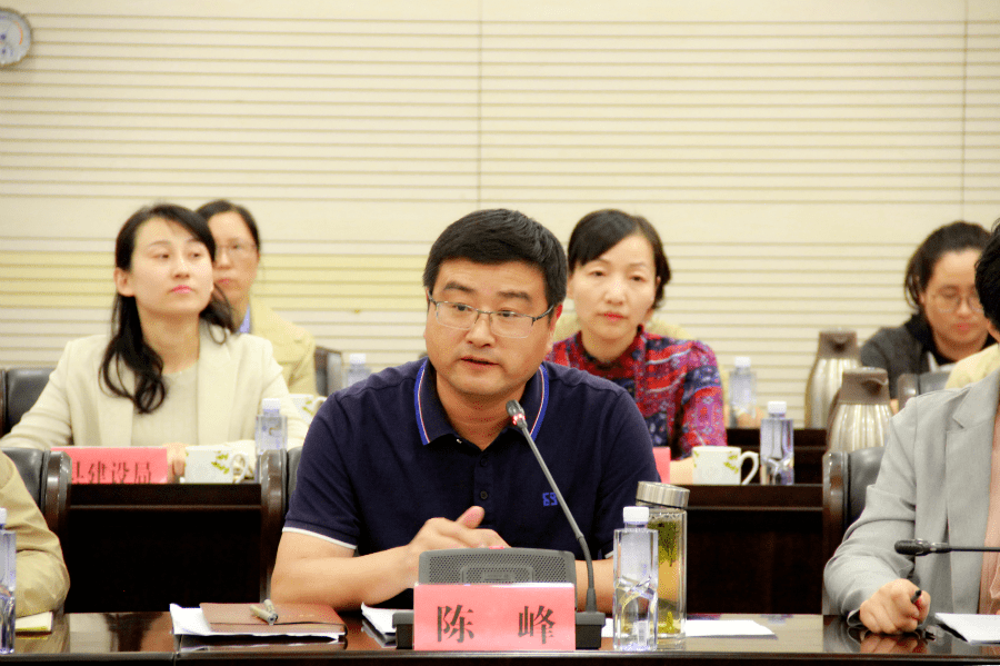 副县长陈峰对 长兴县实施妇女儿童发展"十三五"规划情况进行汇报.