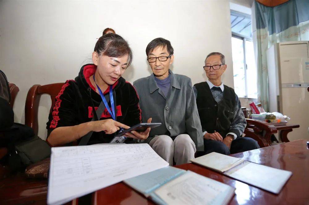 社区普查员人口普查_人口普查普查员证(3)