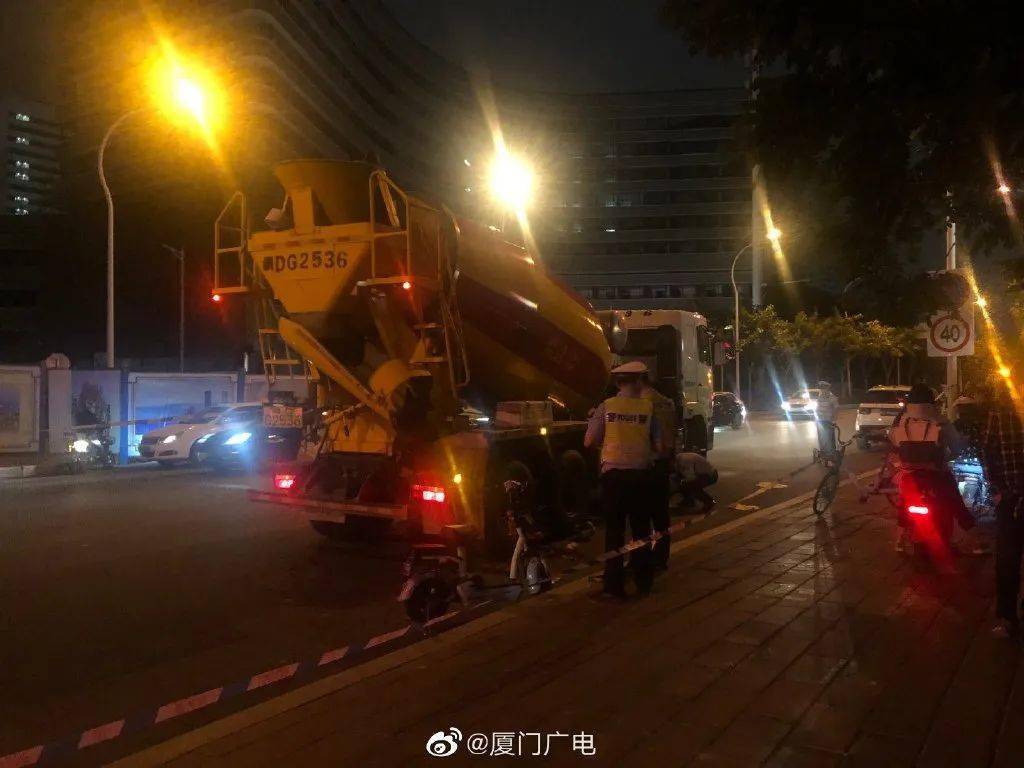 1死1伤!刚刚,厦门一小车冲上人行道,撞翻两名路人