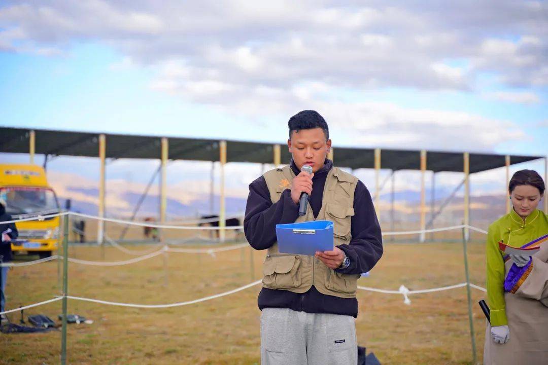 部部长郑登明, 县政府副县长覃纯德,人武部政委扎西泽仁出席开幕仪式