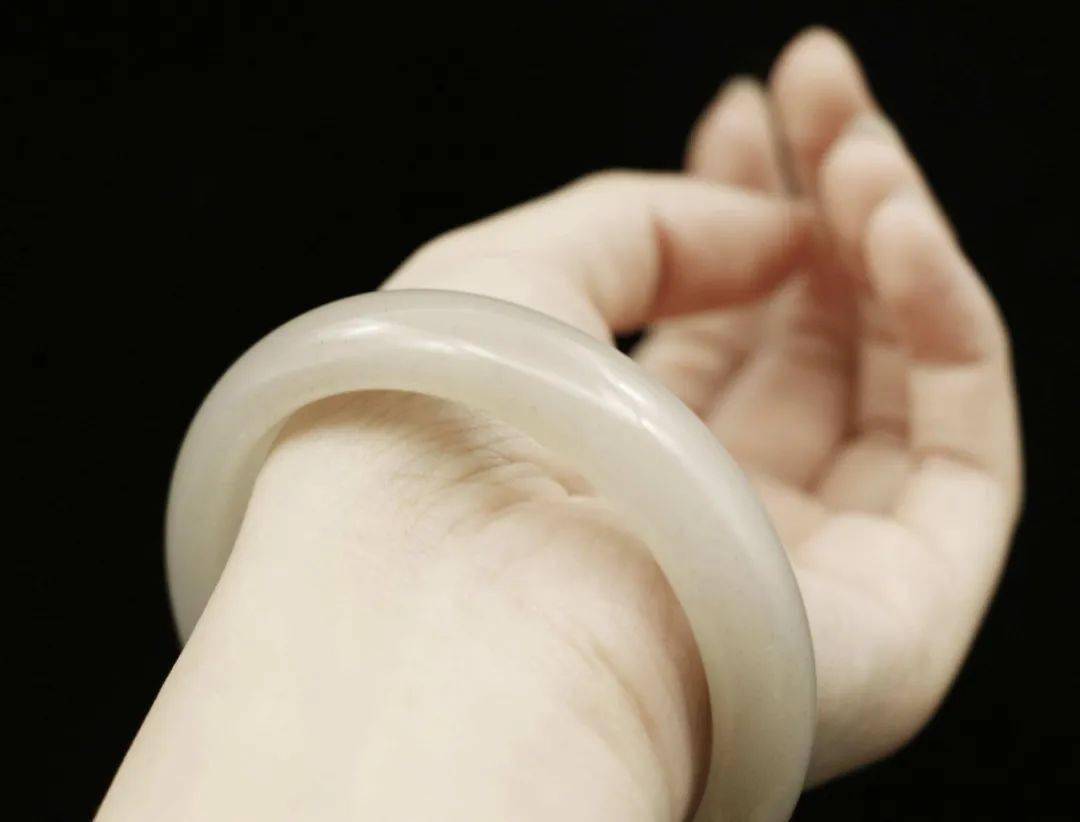 莫桑|一凡：他用廉价珠宝，白嫖小三？本是地摊货，假装高贵为哪般……