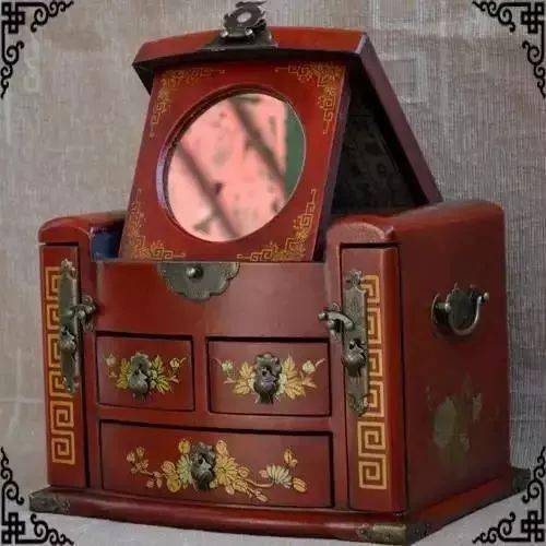 珠宝|有“毒”首饰盒别买！把珠宝都毁的不成样！4招教你买到最合适的首饰盒~