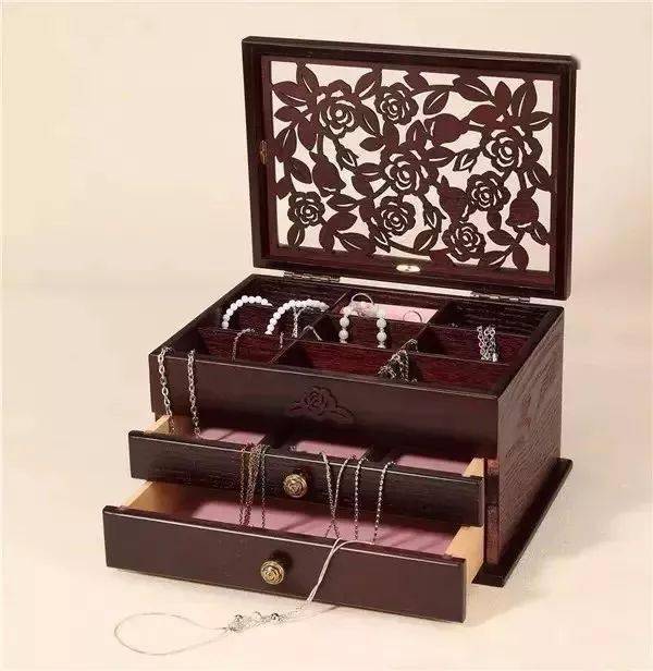 珠宝|有“毒”首饰盒别买！把珠宝都毁的不成样！4招教你买到最合适的首饰盒~