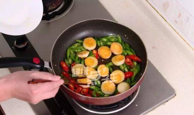 海鸭蛋怎么煎好吃 4322008472d14666853e924724bde564.jpeg