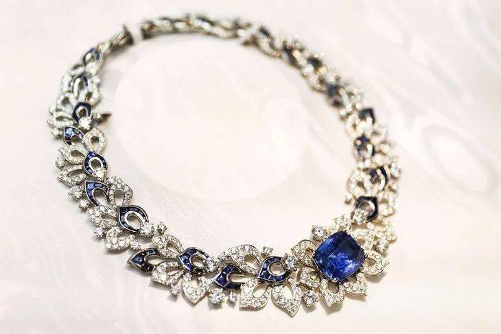 Lancel|壹周潮话题 | 一周看了三场珠宝展，今年又买不成保时捷了！（狗头）