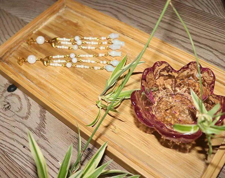 耳环|九大色系绝美汉服！一套完整的汉服，还得用这些来搭配！