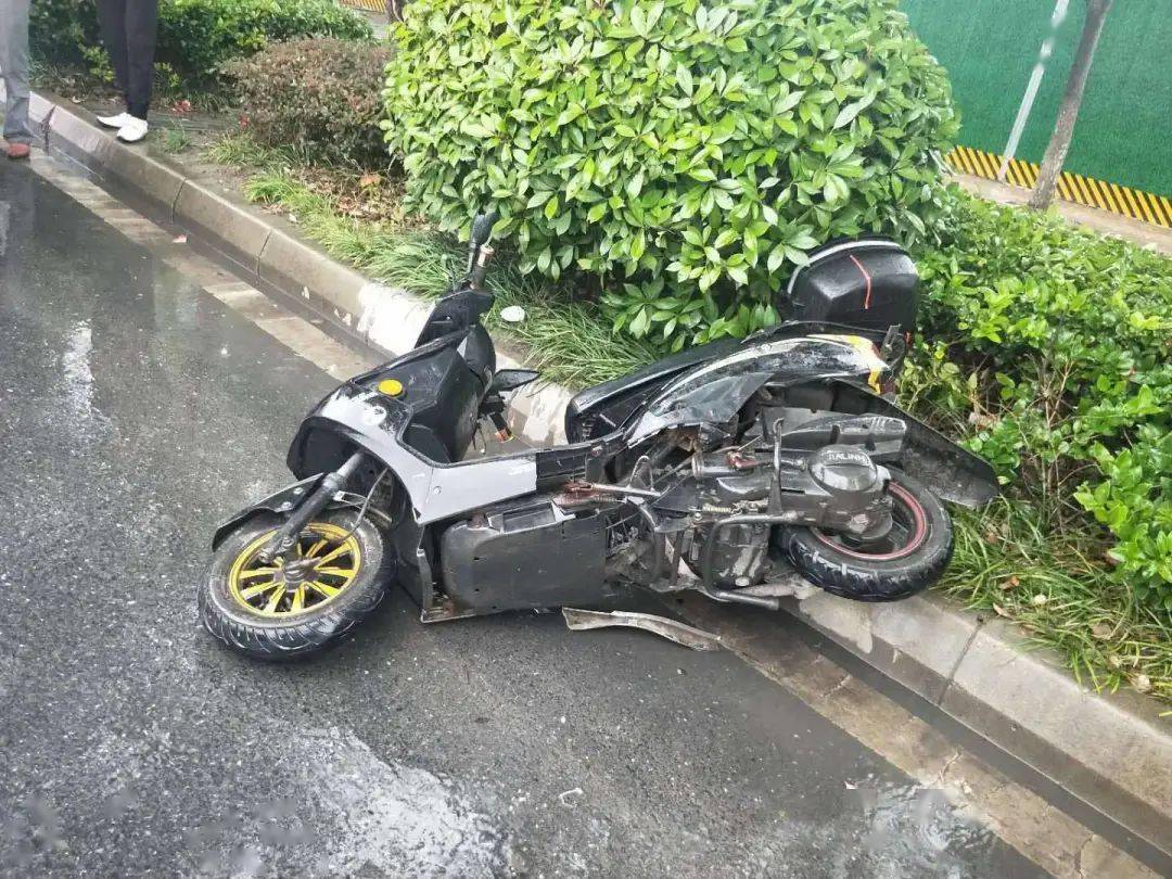 乘客开车门撞上摩托车