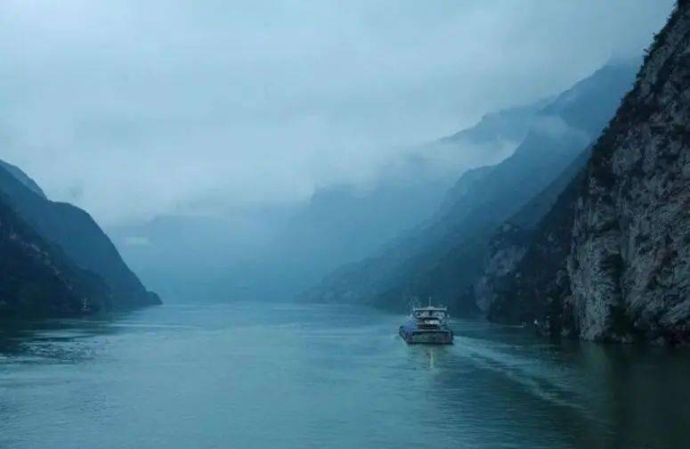 周六早餐后,乘船进入幽深秀丽的 【巫峡】,一路穿越巫山十二峰中的