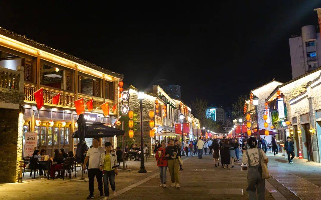 许鸿飞在五马街体验温州夜生活感受温州城市人文气质