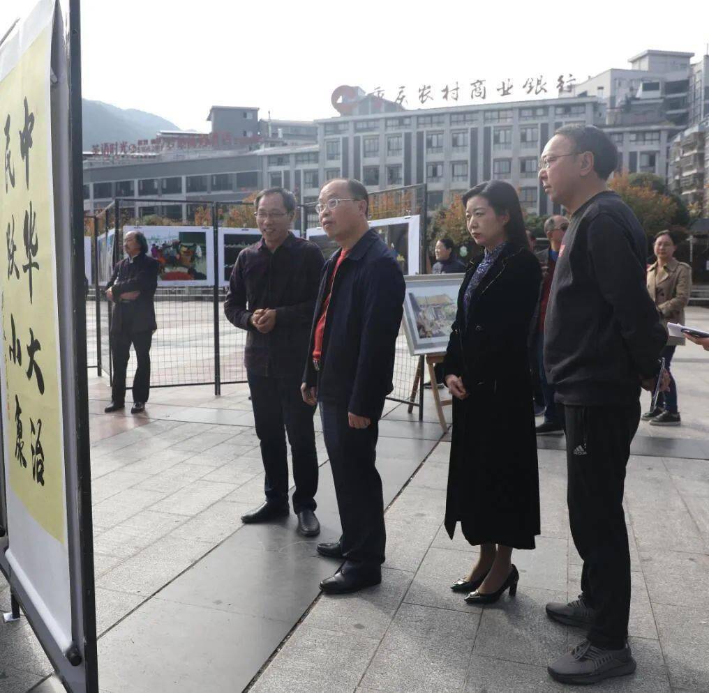 唐德祥参观指导巫溪脱贫攻坚文艺作品联展