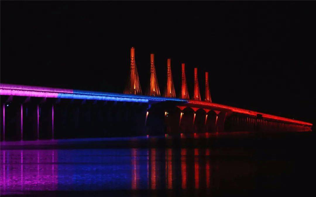 乌海湖大桥亮了!